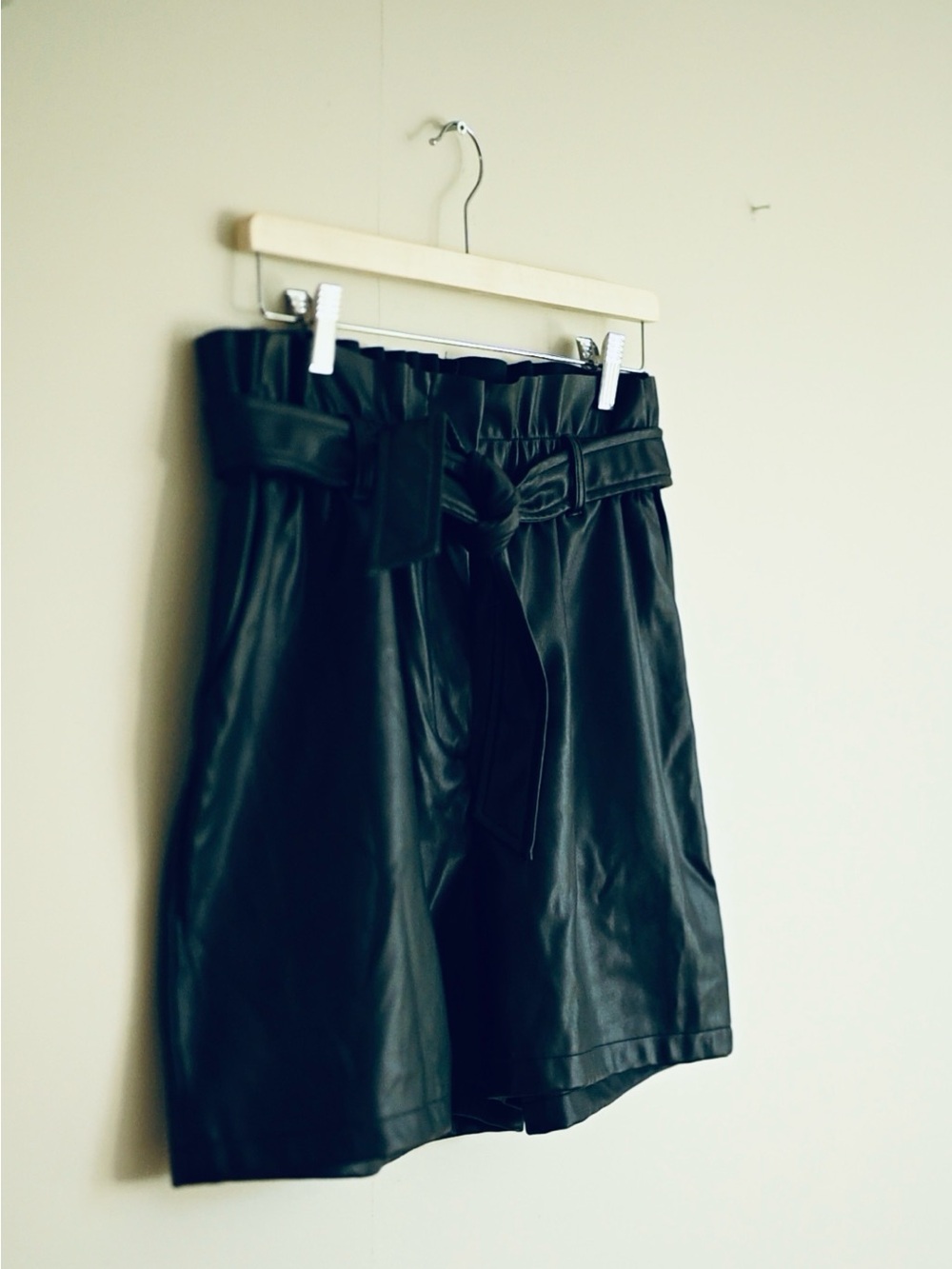 Vero Moda High-Waist Faux Leather Paperbag Shorts in Black Faux Leather Sz Large